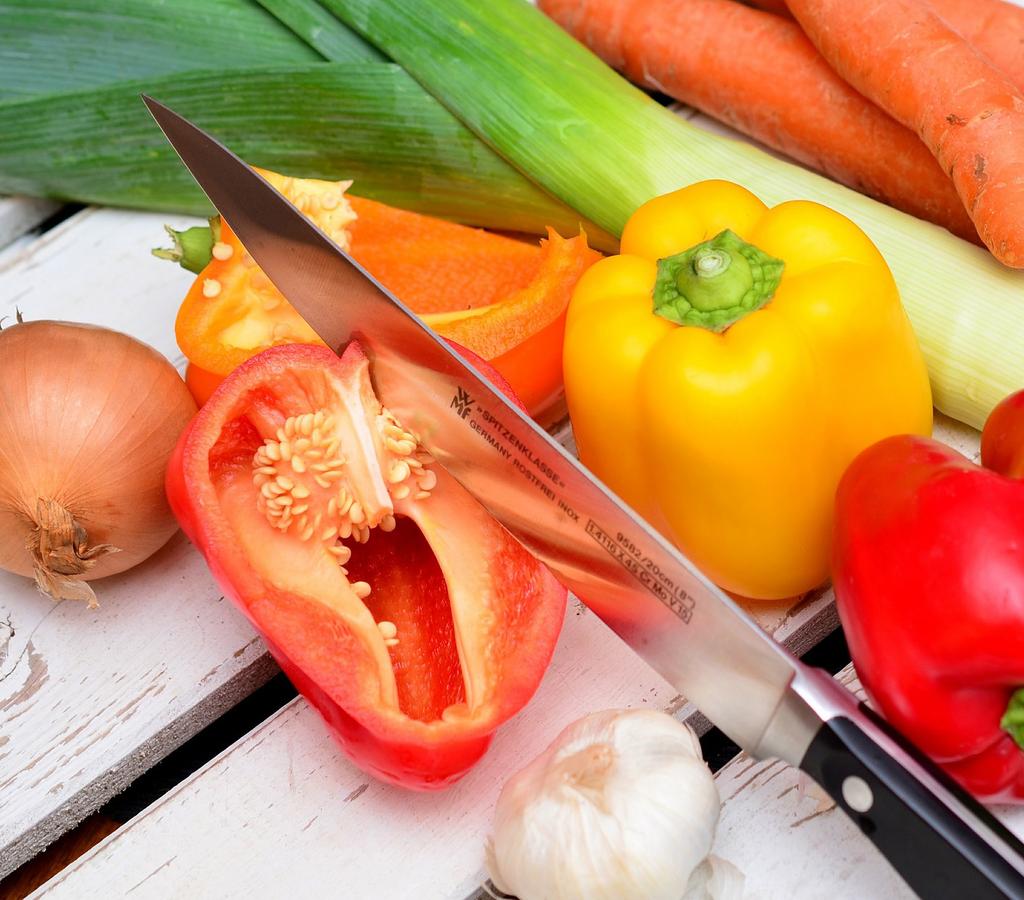 Tips till dig som vill äta hälsosamt: Ät mycket frukt och grönt, gärna 500 gram om dagen. Det motsvarar två frukter och tre stora nävar med grönsaker av olika slag.