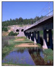 Figur 4. Visar en vägbro från E6:an vid Uddevalla. Foto Mattias Olsson 3. Landskapsbro. Passage under järnvägen. Samma syfte som övriga tekniska åtgärder.