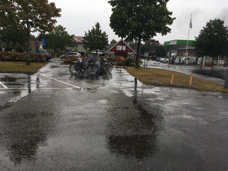 2019. Till närmsta busshållplats är det cirka 60 meter. Från hållplatsen Frillesås korsväg går det bussar till Kungsbacka/Frillesås och till Åsa station/varberg.