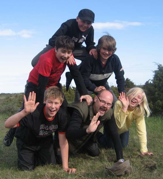 Totempålen3 2010 VANDRING ÖVER ALVARET 29-30 MAJ med Falkens Äventyrarscouter Först träffades vi på scoutgården och åkte gemensamt bil till kvarnen vid Nunnedalen. Alexander mådde illa efter bilresan.