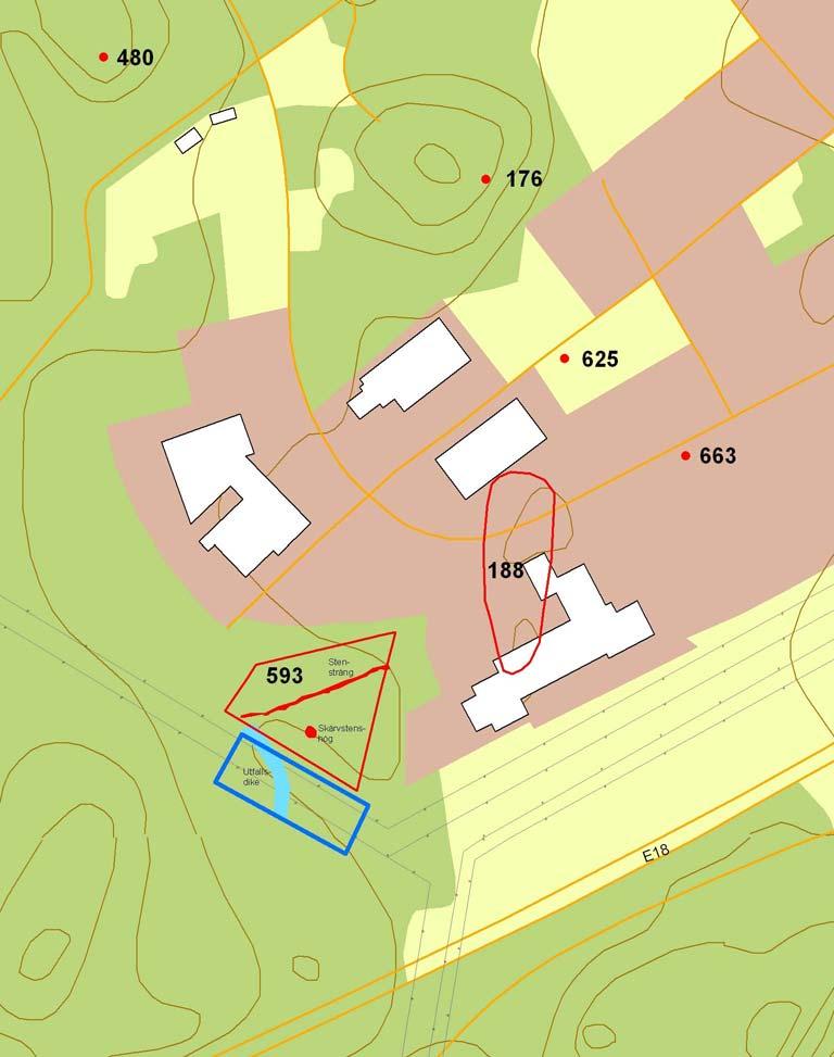 Figur 5. Undersökningsområdet utritat som en blå figur och de omgivande fornlämningarna som röda figurer och punkter. Utdrag ur den digitala Fastighetskartan, blad, 11G 2h. Skala 1:5000. Tabell 2.