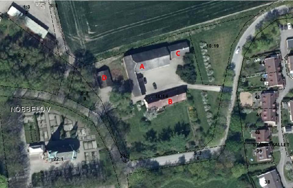 Fastigheten är bebyggd med en gård som består av en bostadsbyggnad (B) och två sammanbyggda ladugårdsbyggnader (A) som bildar en på tre sidor kringbyggd gård.
