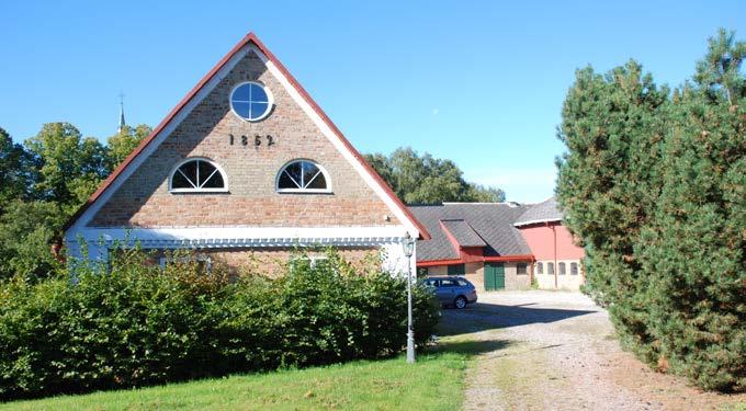 På angränsande fastigheter Nöbbelöv 1:3 och 1:2 bedrivs det konventionellt jordbruk, samt att på fastigheten Nöbbelöv 1:3