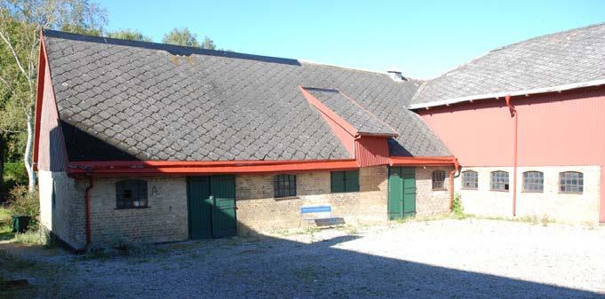 Aktuellt planområdet berörs inte av några verksamheter med miljötillstånd. Bostadsbyggnad (B).