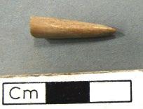 Längd: 9,7 cm. F3090_a_fk F3090_b_ek Bennål, spetsdelen av nål. Längd: 1,9 cm.