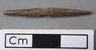 Föremålet rengjordes i torrt tillstånd med mjuka penslar,   F3225 Fiskesticka, ben.