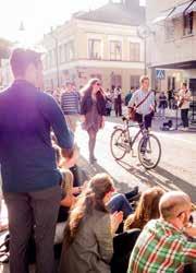 En enskild föreslår att begreppet stadsliv revideras så att det innefattar en mer komplett och representativ uppsättning aspekter på hur invånarna vill och kan leva i staden, med mer fokus på de