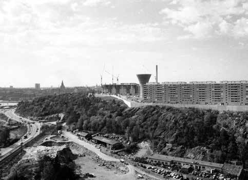 PLANERINGSFÖRUTSÄTTNINGAR fabriken i Henriksdal hade inte samma självklara farledsnära läge, men fick i och med tillkomsten av Saltsjöbanan 1893 en järnvägsanknytning till staden.