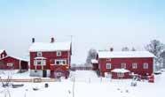Huset har många fördelar så som ett stort kök, altan på både fram- och baksida samt stort garage med en snickeri/mekardel och förvaring.