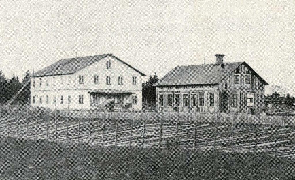 Gråa byggnaden till höger är predikantbostaden, som byggdes 1863 och var bönhus för Östervåla missionsförening