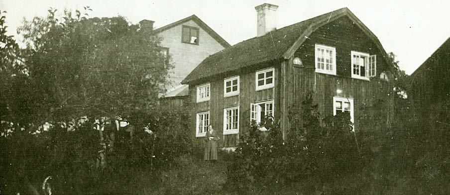 Vänster bild: Ossie Ottander utanför prästgårdens köksbyggnad.