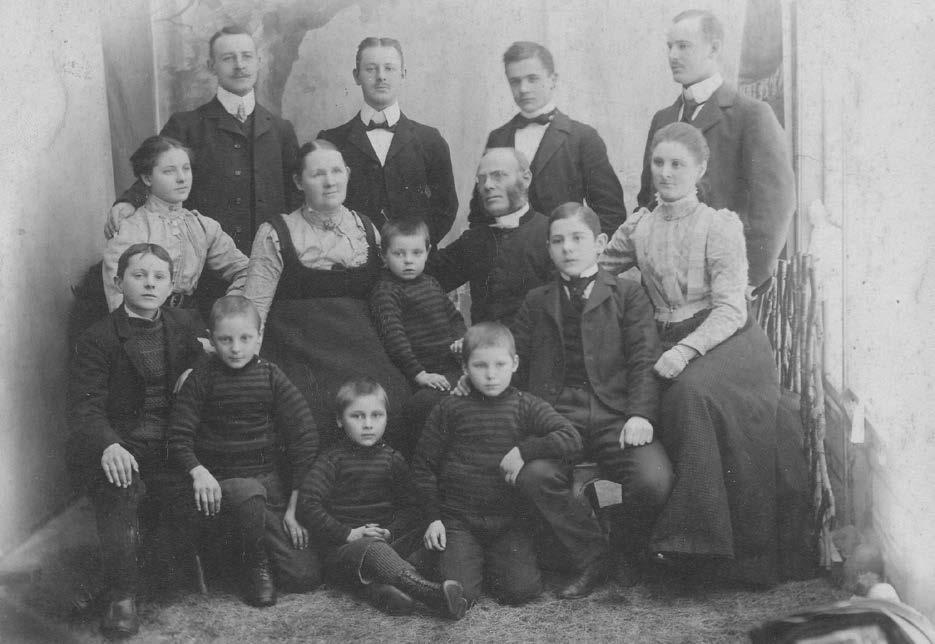 Prästfamiljen Ottander i Östervåla år 1900. I mitten sitter makarna Ossie Rosalie och Otto. Längst bak står från vänster Christer, Martin, Gustav och David. Sittande Lissie och Anna.