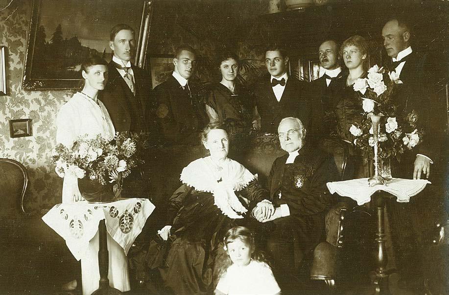 Familjen Ottander samlad vid Ottos 80-årsfirande 1922. Övre raden från vänster: Anna Lundgren, Joel Lundgren, Jonas, Lissie, Eric, Christer, Berta (Jonas fru), David.