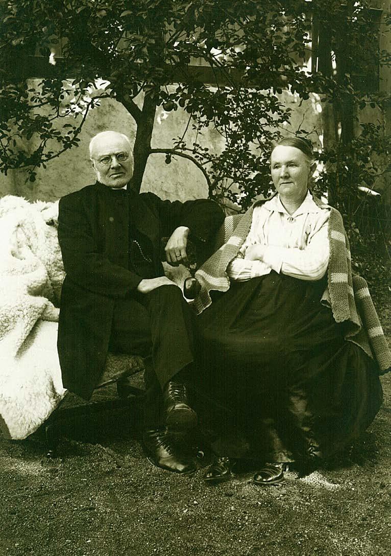 Otto och Ossie Ottander under 1910-talet i Östervåla.