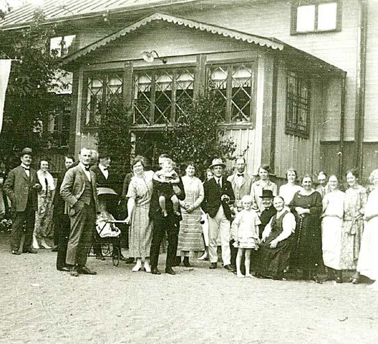 1924. Höger bild: Familjen Ottander gående på Uppsalavägen till kyrkan