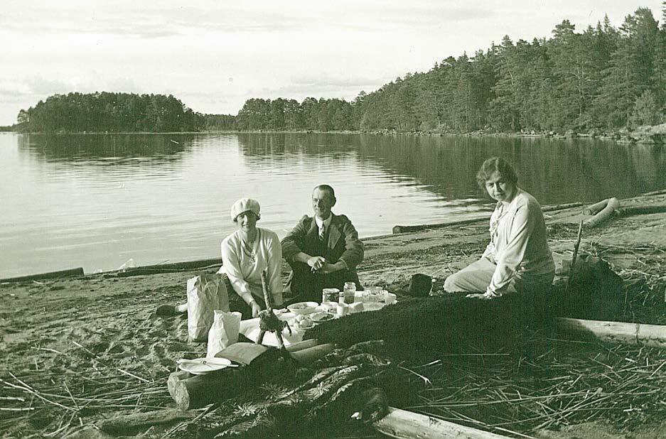 Georg och Gullan samt Agnes Palone vid Toften. Den 9de september 2000 hade ättlingarna till prosten Otto Ottander, Samfundet Toftenorden, en utflykt till Östervåla och upp till stugan vid Toften.