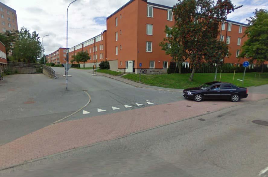 3. Åtgärder 3.1 In- och utfart Päronet 2 För att sänka att hastigheten vid in- och utfarten till Päronet 2 har redan en genomgående gångbana föreslagits.