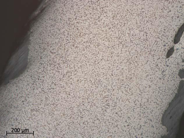 Figur 4. Detalj på ett område i holken där järnet är homogent uppbyggt av finkornig ferrit med perlit i kornkontakterna. Foto från mikroskopet. Figur 5.