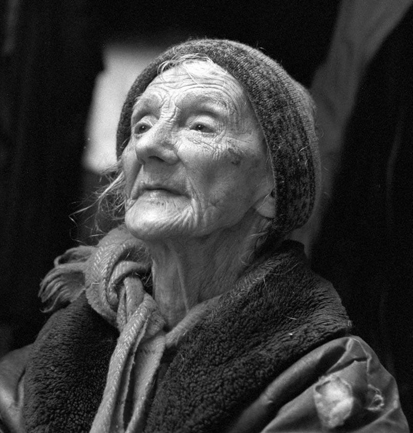 Skapandet är det största i livet Helena Langenhed f. 1917, Flahall gård, Härryda socken, Sävedals härad, Västergötland. Det var det första stället utan ström jag hörde talas om.