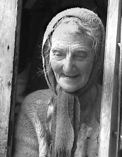 Helena var en skicklig ryttarinna. Här rider hon prinsessan Sibyllas häst på Gärdet i Stockholm, 1940-talet. hotellvärdinna. Därifrån kommer bygdens öknamn Flygvärdinna.