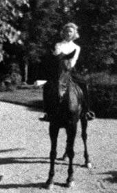 Efter kriget studerade hon på Sorbonne-universitetet i Paris, arbetade som tolk och blev slutligen husmor på portugisiska ambassaden i Madrid. I början av 1950-talet köpte hon Flahall.