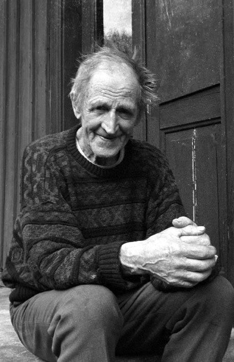 Kalle Johansson Allan i Glumserud sommaren 2001. Det var Allan som berättade för mig om Kalle Johanssons levnadsöde. En skröna, men inte desto mindre en sann berättelse. Det var för några år sedan.