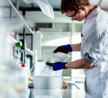ÅT SKOGEN MED VÅR FORSKNING På Stora Ensos forskningscenter i Sickla arbetar 70 anställda, som representerar 16 olika nationaliteter, inom området biomaterial baserad på skogsråvara med bland annat