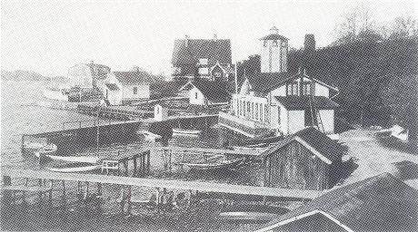 Vy över Fiskarhamnen i Dalarö 1912. Lägg märke till den nya bebyggelsen samt lotsuppassningshuset som byggdes året efter branden i s.k. schweizerstil för att överensstämma i utseende med den intilliggande tullvaktstugan från 1850-talet.