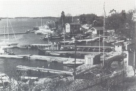 Bild över Fiskarhamnen år 1988 (foto Seth Neuman). Jämför detta foto med C.S.Hallbecks teckning från 1871. Fotografen och tecknaren stod ungefär på samma utsiktspunkt.