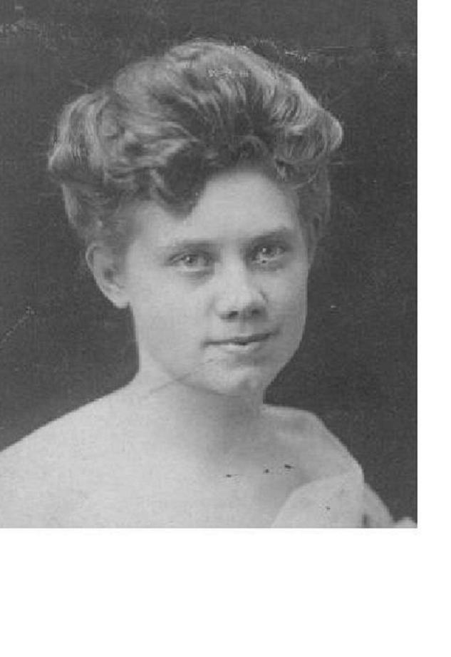 Before marriage with Sara Kristina (Christina) Welin (Johansson,Johansdotter) (6). 1 piga. Born 1865-03-14 in Berget, Hökaboda, Slätthög (G) (husförhörslängd). Died in Sioux City, Iowa, USA.