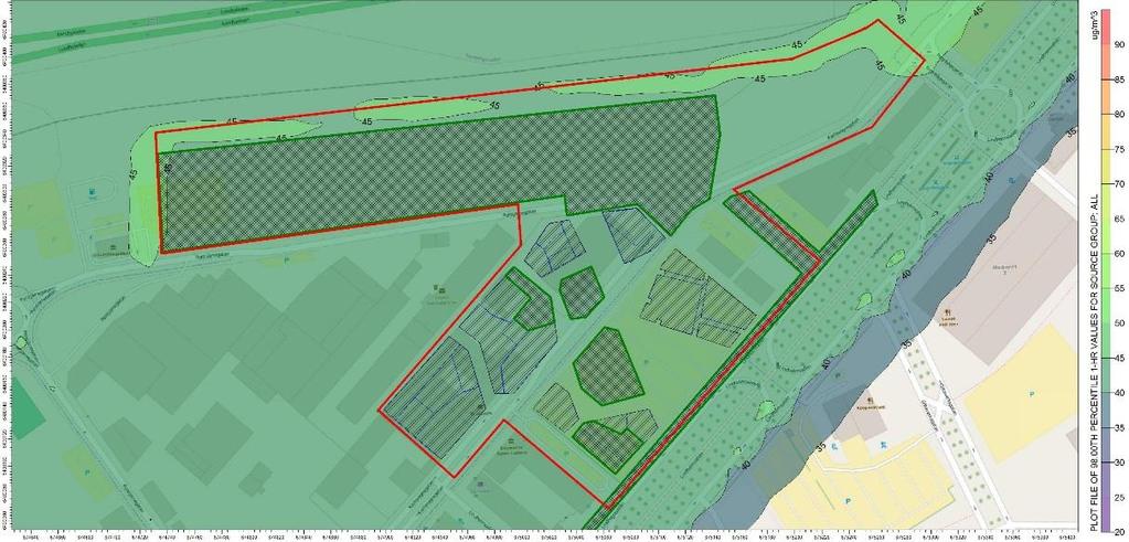 Figur 12. Framtida scenario 2020, beräknade halter av kvävedioxid som timmedelvärden. Planområdet markeras med röd linje, föreslagna byggnader med blå och vegetation med grön linje.