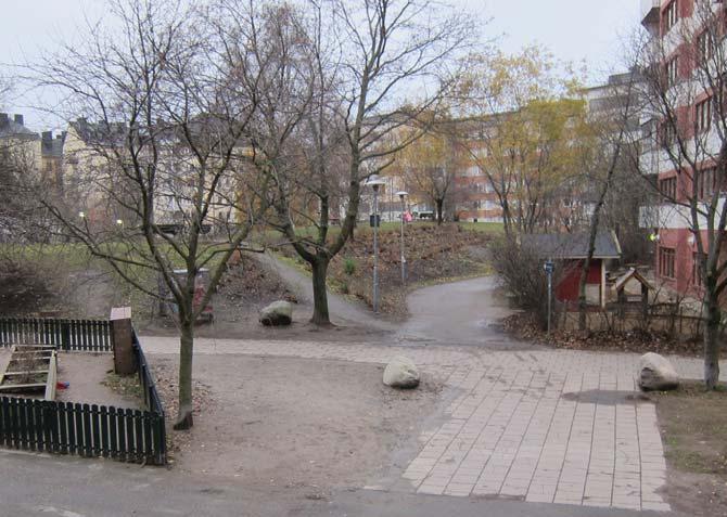 Parken är nästan helt omgärdad av bebyggelse och har karaktären av en bostadsgård. Parken består till stor del av en långsmal och gräsklädd bergknalle.