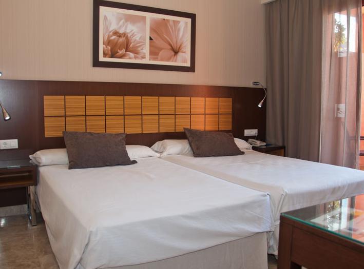 BOENDE Logi på 4**** hotell i 2-4-bäddsrum inkl dusch/wc, AC, TV och WiFi. Alla rum har ett sovrum, ett allrum med bäddsoffa, kök och balkong.