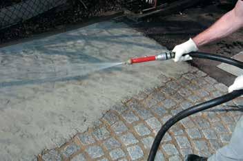 Tips Häll fogbruk i fogarna: För oregelbundna naturstensytor hälls fogmassan, PCI Pavifix CEM Rapid i fogarna från ett kärl.
