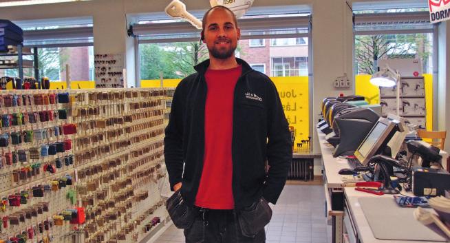 REPORTAGE Rundresa Lås & Trygghet i Helsingborg Michael bakom disken på Lås & Trygghet i Helsingborg. Smart skylt som är genomsynlig inifrån butiken så man ser vem som är på väg in i butiken.