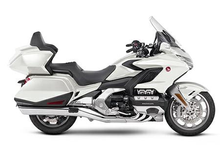 GL1800 GL1800 Uppdaterad rakt igenom, nya Honda Gold Wing är vassare, kompaktare och lättare, Den vridstarka sexcylindriga boxermotorn har nu 4-ventiler per cylinder och är utrustad med elektronisk