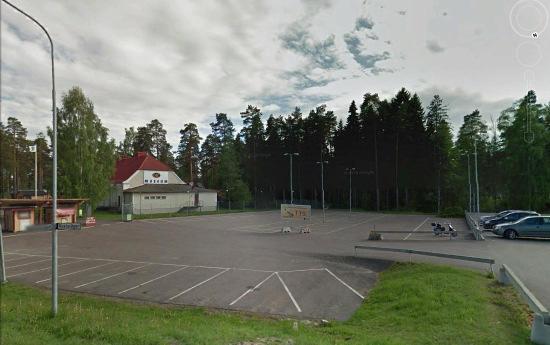 Villabebyggelse längs Rastavägen. Villabebyggelse längs Skråköpingsvägen. Bilden visar samutnyttjad parkering Folkets hus och entré syns t v i bild.