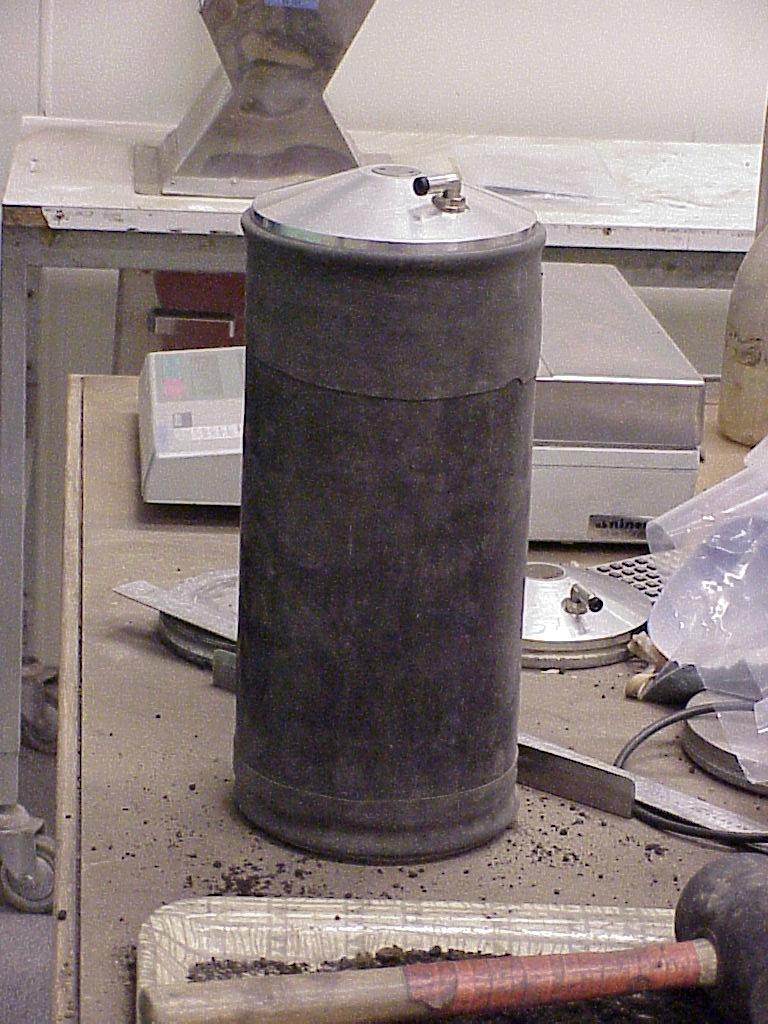 Avfasning av prov på höjden Avjämning av överyta Färdig provkropp innesluten i gummimembran Provkropp installerad i