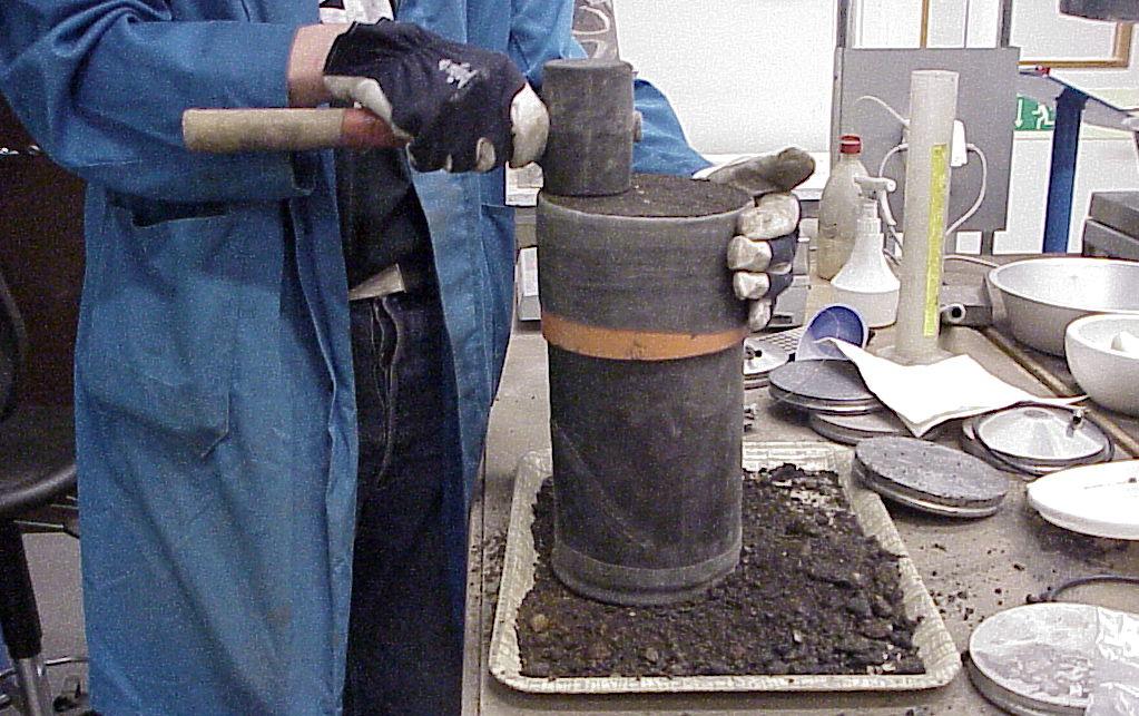 Preparation of specimens Före provningen kapades provkroppen till rätt höjd och försågs med ändplattor i metall och ett