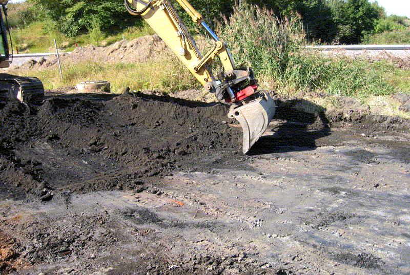 VÄRMEFORSK 7.3 Observationer Bortschaktningen av vägen skedde med grävmaskin med slätskopa, se Figur 56 Figur 58. Borttransporten till Gärdstadverken gjordes med dumper.