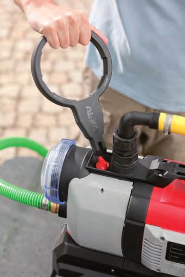 OMFATTANDE SKYDD Det inbyggda torrgångsskyddet ger effektivt skydd mot eventuella skador om vattnet skulle ta slut. XXL-filtret är enkelt att rengöra och stoppar dessutom smuts.