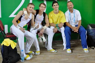 Det svenska gymnastgänget pausar under strömavbrottet: Oskar Kirmes, Christopher Soos, Carl Green och fysio Thomas Torstensson.