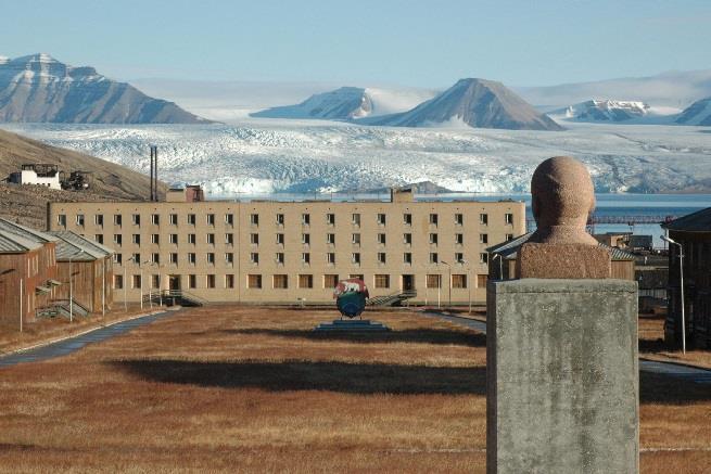 Vi intar en välsmakande lunch framför den ruvande isväggen, innan vi fortsätter mot Barentsburg.