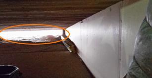 Vindsbjälklaget är av trä och takfoten är öppen, detta visas i figur 26 nedan. Figur 26. Öppen takfot. Det finns en ventilationsspringa i taknocken som inte är tät över den avskiljande väggen.