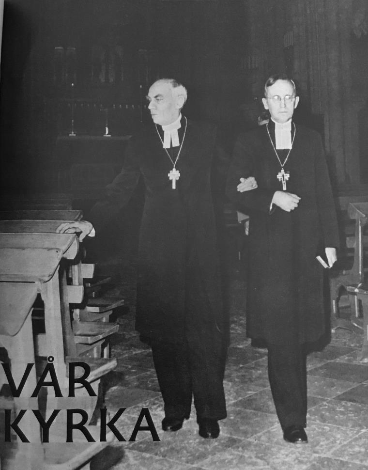Bild 1. Yngve Brilioth har överlämnat ärkebiskopskorset till Gunnar Hultgren och själv mottagit sitt emeritikors. Omslag på tidningen Vår Kyrka nr 42/1958.