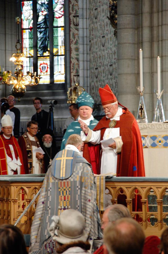 Bild 5. Biskop Claes-Bertil Ytterberg leder som äldste biskop mottagandet av ärkebiskop Anders Wejryd. Foto: Jim Elfström/IKON. Det ekumeniska inslaget var än mer slående än vid tidigare tillfällen.