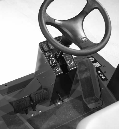 Körning Observera: Vänster och höger sida på maskinen är lika med förarens vänstra respektive högra sida vid normal körning.