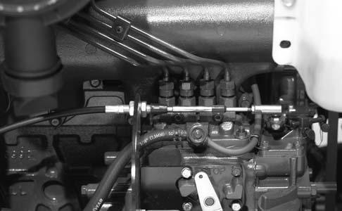 Justera gasreglaget ustera gasreglagekabeln (fig. 55) så att varvtalsspaken på motorn vidrör inställningsbultarna för låg resp.
