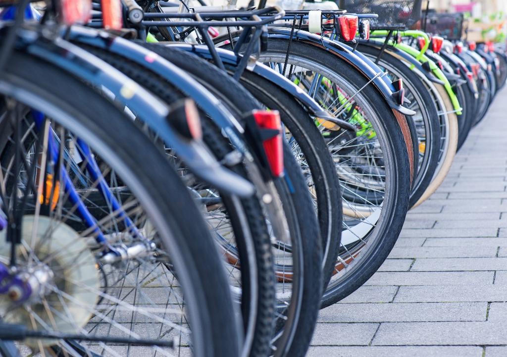 .Många reser genom att kombinera kollektivtrafik och cykel. Hela resan, dörr till dörr, är lätt att genomföra.