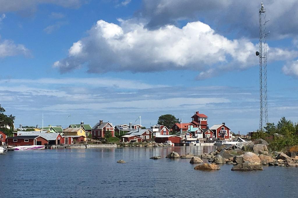 Rönnskär Harar i skärgården Här finns det som förr var ett gammalt fiskarsamhälle och även tidigare lots- och tullstation. Det finns en naturlig och väl skyddad hamn.